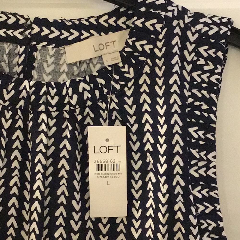 LOFT Navy and White Chevron Sleeveless Blouse size large
